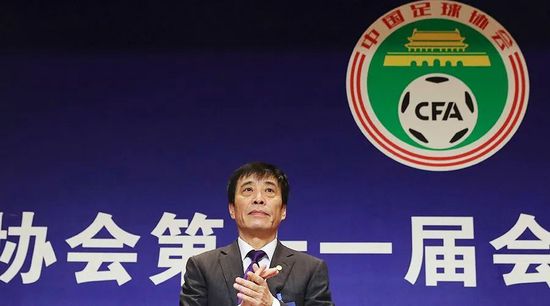 官方：维尼修斯荣膺2023桑巴金球奖桑巴金球奖官方宣布，经过球迷投票，皇马前锋维尼修斯荣获2023年度桑巴金球奖，这也是维尼修斯职业生涯首次获得这一荣誉。